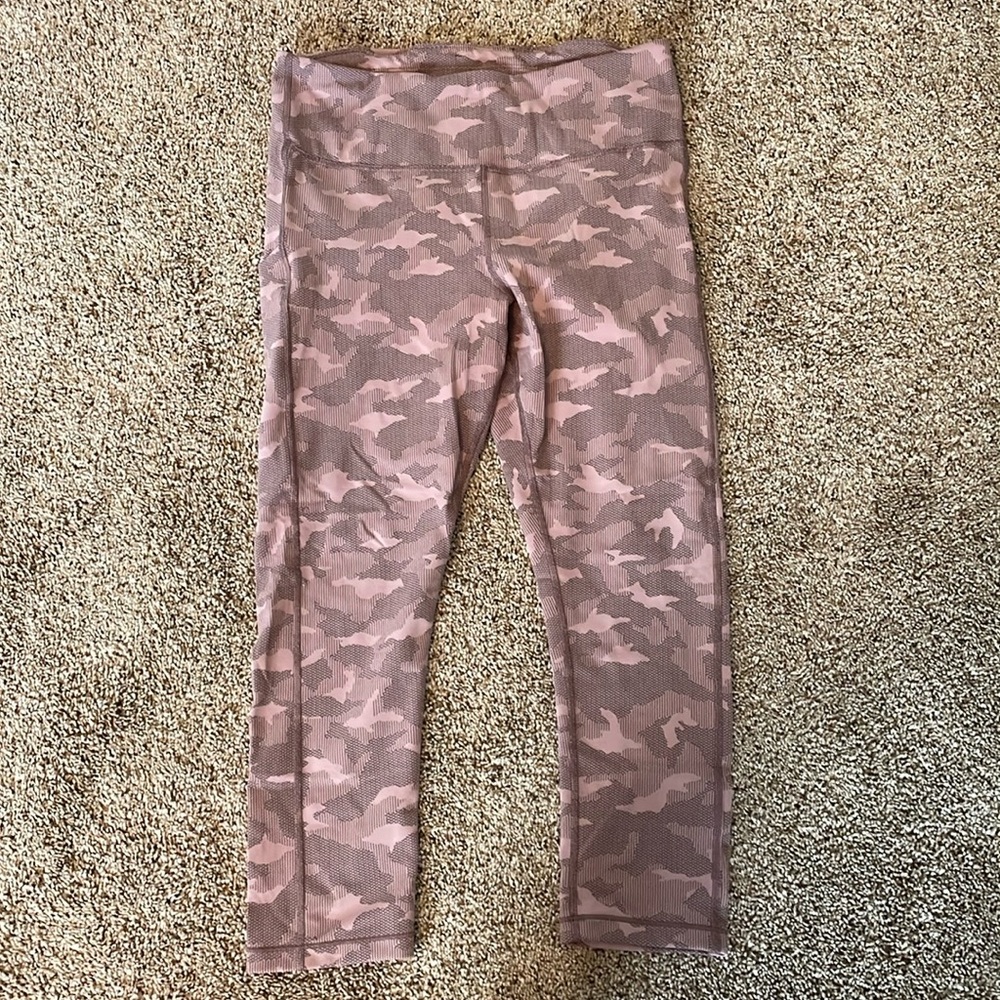 Athleta Ultimate Stash Pocket Texture Camo Capri Size LT EUC
